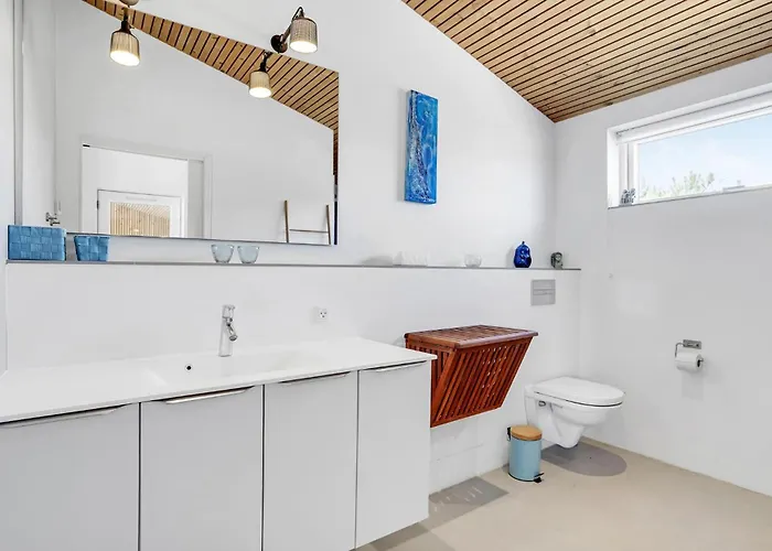 4 Bedroom Lovely In Hvide Sande Дом отдыха *
